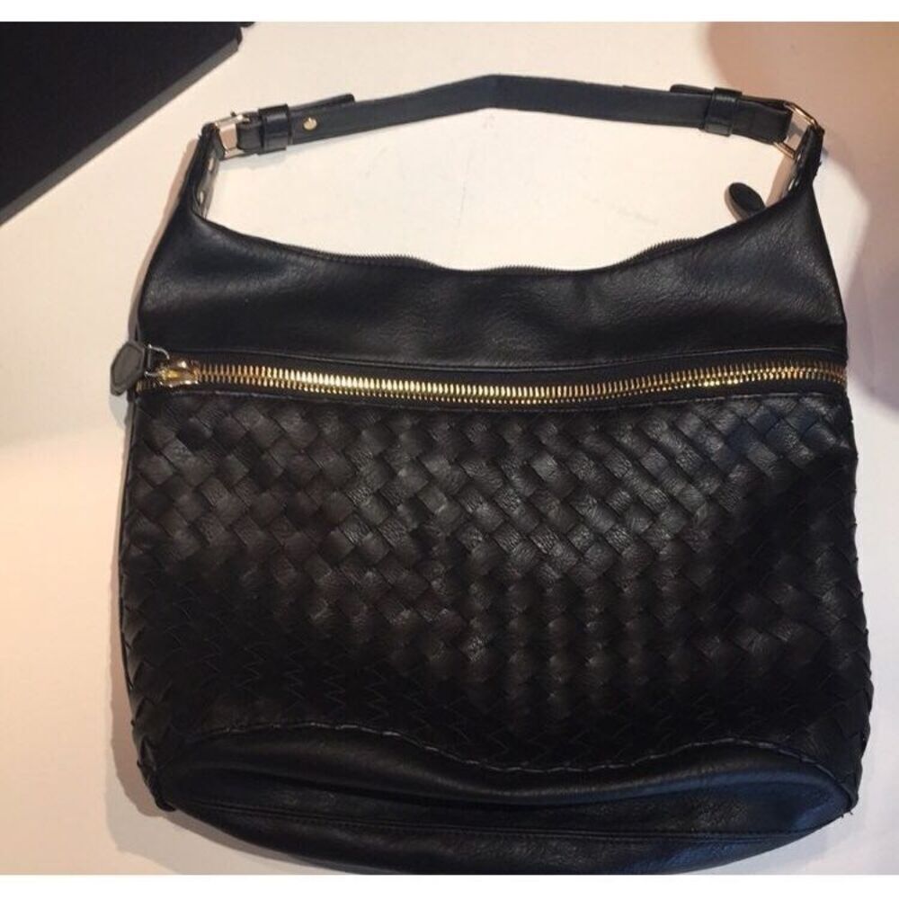 Chic Braided Front Shoulder Bag with Gold Zipper - Stylish and Functional